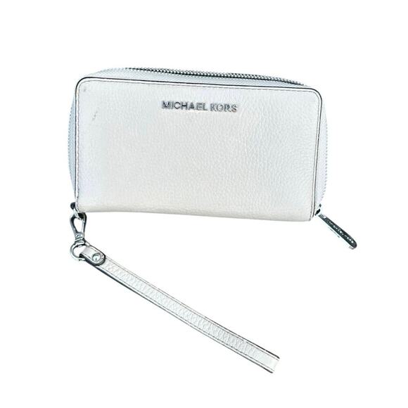 Michael Kors Handbags - Michael Kors Jet Set Large Flat Multifunction Pebbled Leather Wristlet‎ Wallet